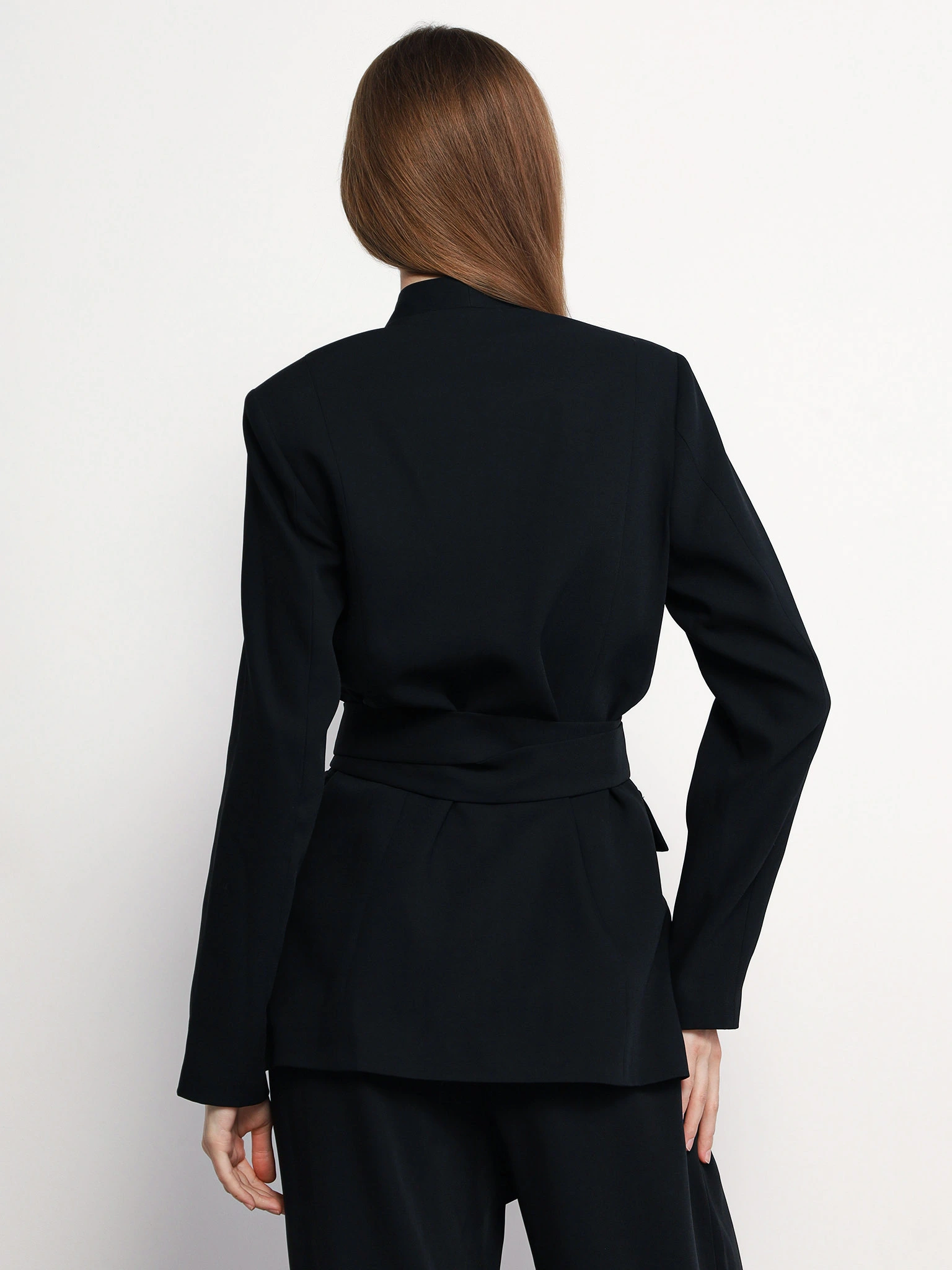 Жакет черного цвета прямого кроя с имитацией карманов